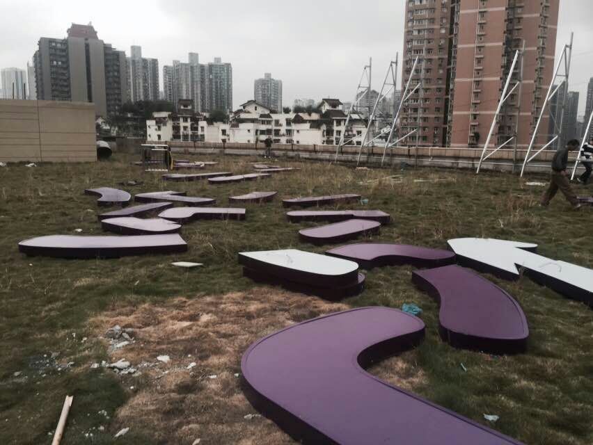 楼顶发光字安装中